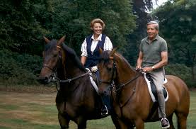 Zie hoe prinses amalia door de jaren heen veranderd is. Van Vergaderen Tot Paardrijden Zo Ziet Het Leven Van Prinses Beatrix Er Nu Uit Linda Nl