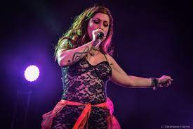Inkoma attracted attention as something of a fresh breath of air in the midst of the furious axé craze of the '90s. Pitty Queima Apaga E Ressurge Com Show Historico Em Sao Paulo Resenha E Fotos