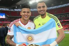 Marcos rojo, ex de manchester united y actual futbolista de boca juniors, utilizó un extintor para defenderse de alguna posible agresión durante la pelea que empañó el duelo de copa libertadores. Marcos Rojo Ultimas Noticias De Marcos Rojo Temas En La Voz Del Interior