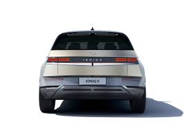 Das crossover ioniq 5 (2021) steht zu. Neuer Id 4 Gegner Von Hyundai Der Ioniq 5 Lasst Den Vw Alt Aussehen Business Insider
