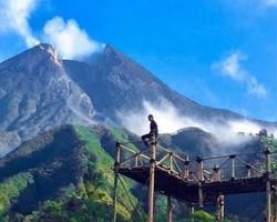 Gambar Bukit Klangon dengan latar belakang Gunung Merapi