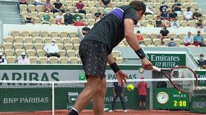 Con games rápidos y seguridad de ambos en el servicio, zverev no le. French Open Tennis Naughty But It S Legal Alexander Zverev Wags Finger At Opponent After Cheeky Serve Eurosport
