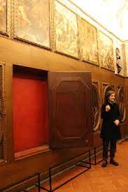 Corridoio vasariano) ist ein überdachter gang in florenz, der den palazzo vecchio mit dem palazzo pitti verbindet und dabei über dem ponte vecchio den arno überquert. Palazzo Vecchio Die Geheimgange Gruppentour Florenz