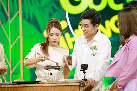 Trong tập mới nhất này, jun phạm và sam được kết đôi và giữa cả hai đã có nhiều phản ứng hóa học khiến người xem phấn khít hết cả lên. Thá» Tráº¯ng Jun Pháº¡m Sam Lam Mc ChÆ°Æ¡ng Trinh Goc Báº¿p Thong Minh