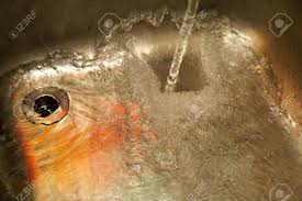 L'esperimento mette in discussione l'esperienza comune secondo la quale l'acqua bolle a 100° centigradi. Immagini Stock Acqua Che Spruzza Giu Il Lavello Sul Lavello In Acciaio Inox L Acqua Di Scena Che Spruzza Il Versamento Forte Di Acqua Con Molta Acqua Bolle Nel Lavandino Primo Piano