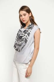 Jual blouse wolfis blouse lengan pendek baju kerja baju wanita atasan murah dengan harga rp27.600 dari toko online fashion code, jakarta pusat. Jual Blouse Wanita Lengan Pendek Batik Satin Silver Baju Atasan Wanita Gesyal Terbaru Juli 2021 Blibli