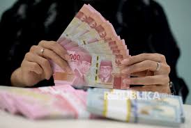 Pertama, siapkan hp atau laptop/komputer yang terhubung dengan internet. Bansos Blt Umkm Kartu Prakerja Subsidi Listrik Bantuan Phk Cair Sebelum Lebaran Cek Daftar Penerima Di Https Cekbansos Kemensos Go Id