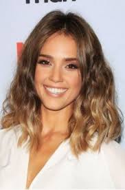 De nombreux types de coiffures qui peuvent être utilisés de telle sorte que le visage. Coiffure La Coupe Tendance Pour Les Cheveux Mi Longs