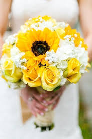 25 Amazing Sunflower And Rose Bouquet Weddingtopia Yellow Wedding Bouquet Sunflower Wedding Bouquet White Rose Bouquet