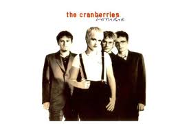 Otra cabeza agachada, el niño es arrebatado lentamente, y la violencia causó tal silencio, ¿a quién estamos creyendo. Die Cranberries Mit Zombie In Den Song Geschichten 21