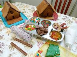Lebkuchenhauser Mit Kindern Dekorieren Selbst Kleinkinder Haben Schon Riesigen Spass Daran Lebkuchenhaus Backen Weihnachten Kinder Zuckerguss Fur Lebkuchenhaus