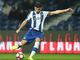His current girlfriend or wife, his salary and his tattoos. Fc Porto Wolverhampton Oferece 18 Milhoes Por Ruben Neves Maisfutebol