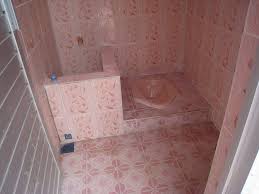 Anda masih bisa berkreasi dengan furniture kamar mandi yang akan anda gunakan untuk mengisi bagian dalam. 42 Model Keramik Kamar Mandi Kloset Jongkok Paling Trend