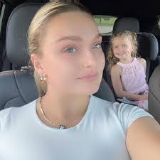 Allison Bussell's Instagram, Twitter & Facebook