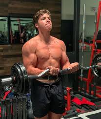 Few bodybuilders have received such a universal recognition as arnold schwarzenegger did, since this kind of iconic personalities are seen just once in a generation. Arnold Schwarzenegger S Love Child Joseph Is Deadringer For Bodybuilder Dad Pumping Iron Aktuelle Boulevard Nachrichten Und Fotogalerien Zu Stars Sternchen