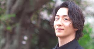 大貫勇輔と過ごす2022年！自身初のカレンダー発売中！｜ホリプロ発エンタメマガジン「リーズンルッカ」