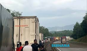 Utara selatan‏ @utaraselatan87 19 mar 2017. Lebuh Raya Plus Arah Utara Dari Terowong Menora Sesak Akibat Kemalangan