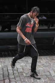 Travis scott has never been one to slack—whether it's with releasing his own music, producing songs for others, releasing products. Travis Scott Streetstyle In The City On Looklive Travis Scott Fashion Travis Scott Outfits Streetwear Men Outfits