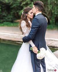 The Sentimental Wedding Of Melissa Jimenez And Marc Bartra Con Imagenes Vestidos De Novia Peinado Segun Vestido Novios