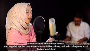 Wa ajmalu minka lam taro qoththu 'ain mata ini sekalupun tidak pernah melihat yang lebih indah darimu ( ya rasulullah ). Lirik Sholawat Qomarun Qamarun Qamarun Qamarun Sindan Nabi Qamarun Sonora Id