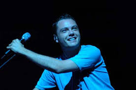 E ti vengo a cercare è il nuovo singolo di tiziano ferro che trovi nell'albumaccetto miracoli: Tiziano Ferro Discography Wikipedia