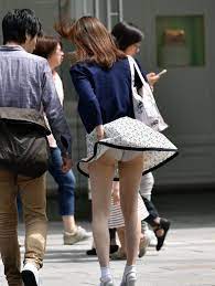 奇跡的に撮れたパンチラ画像！奇跡の風チラとはこの事かｗ