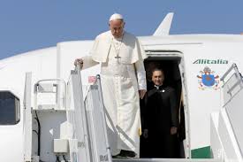 Pope francis will meet the patriarch of the romanian orthodox church during his visit to the country, where catholics are a. El Papa Francisco Llega A Rumania En Un Avion De Alitalia