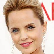 She speaks four languages fluently, though she didn't speak a single word until she was two. Mena Suvari Movie Actress Alter Geburtstag Bio Fakten Familie Vermogen Grosse Mehr Allfamous Org