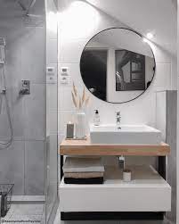 Bagno Moderno In Un Bagno Piccolo Consigliamo Di Usare Un Grande Specchio Che Crea Profondi Arredamento Piccolo Bagno Idee Bagno Piccolo Arredo Bagno Bianco