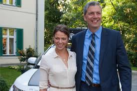 Warte, ick jeh' kurz ins es ist viel los im hause schulz. Golfen Fur Den Guten Zweck Auma Obama Gabriele Inaara Begum Aga Khan