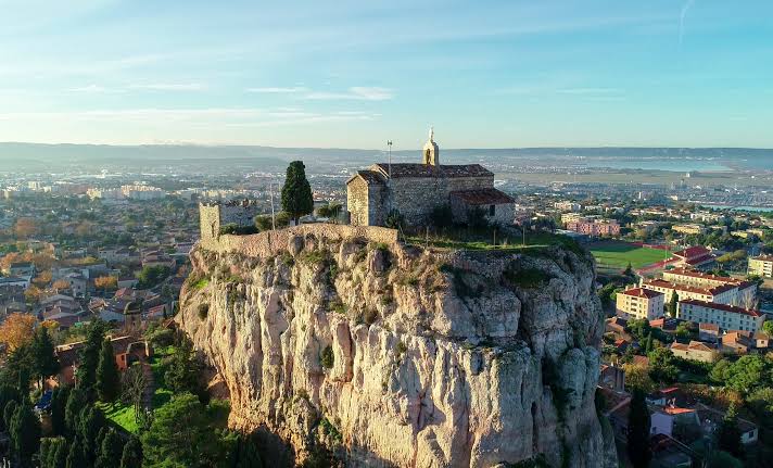 Le Rocher de Vitrolles et la tour Sarrasine, Bouches-du-Rhône
