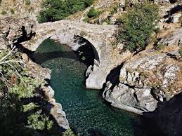 corsica ponts genois pont genois de l asco celui dit pont genois d asco en contrebas du village d asco piscine naturelle corse corse calvi haute corse