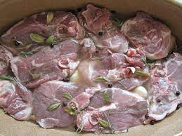 Agnello Al Forno Con Bacche Di Ginepro E Foglie Di Mirto Briciole Di Sapori Marinatura Per Pollo Agnello Ricette Per La Carne
