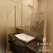 Jika ukuran kamar cenderung minimalis, cermin dinding berbentuk oval maupun segi empat merupakan pilihan terbaik. Kamar Mandi Lebih Menarik Dengan Kabinet Wastafel Portu Interior
