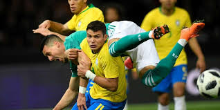 Suivez les matchs, les analyses, les réactions et bien plus encore sur football live ! Football Le Bresil Marque Les Esprits Le Portugal En Plein Flou