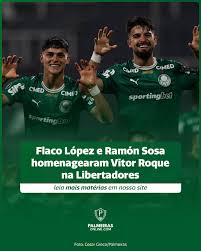 🐯 Elenco unido! Autores dos gols que deram a vitória de 2x0 para o Palmeiras sobre o Sporting Cristal, na Libertadores, Flaco López e Ramón Sosa fizeram a clássica comemoração de Vitor Roque durante a celebração do gol marcado pelo paraguaio. Vitor