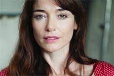 Née en octobre 1978, la future quadra est apparue dans quelques longs métrages, dont une employée modèle, les yeux jaunes avec son nouveau rôle dans plus belle la vie, delphine rollin accroche une nouvelle corde à son arc. Qui Est Delphine Rollin L Interprete De Delphine Bommel