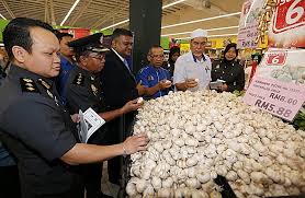 Kementerian perdagangan dalam negeri dan hal ehwal pengguna (kpdnhep) tetap melaksanakan skim kawalan harga musim perayaan sempena aidilfitri meskipun berada dalam tempoh perintah kawalan pergerakan bersyarat, pkpb. 13 Barangan Yang Dikawal Harga Sempena Tahun Baru Cina