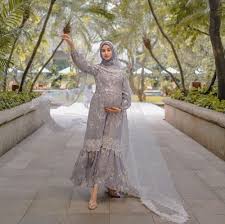 Makan terlalu banyak membuat anda kekenyangan. 10 Ide Gamis Atau Gaun Buat Bumil Lebaran Tampil Istimewa