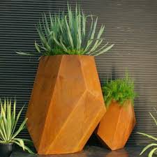 Stahlschnitt In Modernen Patios Und Garten 34 Ideen Neu Beste Cortenstahl Pflanzenkubel Moderner Patio