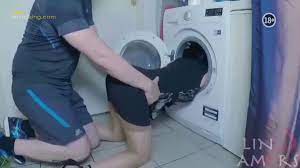 Çamaşır makinesine sıkışma pornosu