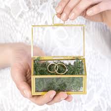 Todos tus sueños se verán cristalizados en el gran momento de la boda, representa esa claridad con nuestros originales porta vasos de cristal, sobrios y elegantes. Caja Porta Anillos Vidrio Mimarieta Decoracion Bodas