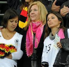 Aus dem privatleben von joachim löw ist nicht vieles bekannt, im august 2016 trennte er sich von seiner frau daniela, mit der er seit 1977 zusammen und seit 1986 veheiratet war. Seltener Auftritt Daniela Low Bringt Ihrem Mann Kein Gluck Welt