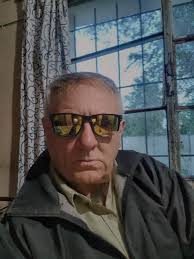 Tal vez algunos de ustedes está viendo la serie "El Eternauta". Para mi  sorpresa (grata por cierto) me encontré con muchos de nuestros queridos  "autos viejos" rodando el la Bs As 2025,