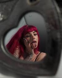 OnlyFans Model in live streams - FameRegistry.com