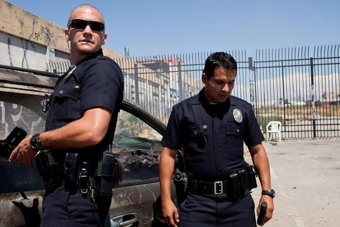 Metáfora visual de uma viatura policial à noite nas ruas escuras da cidade