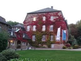 Sie befindet sich in trägerschaft der ordensgemeinschaft der oblaten des hl. Mint Carlos Ridder Im Science College Haus Overbach Gymnasium Nepomucenum