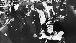 Malcolm, üstünden henüz 2 yıl geçmişken, 6 yaşında babasını kaybetti. Attentat Auf Malcolm X Nzz