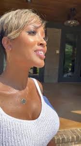 Amber Hallett's Instagram, Twitter & Facebook