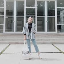 Bagi kamu yang memiliki bagian dada berukuran besar dan menonjol, dapat disiasati dengan memakai outerwear seperti blazer, jaket denim, maupun cape. 45 Fashion Hijab Kekinian Untuk Wanita Terbaru 2021